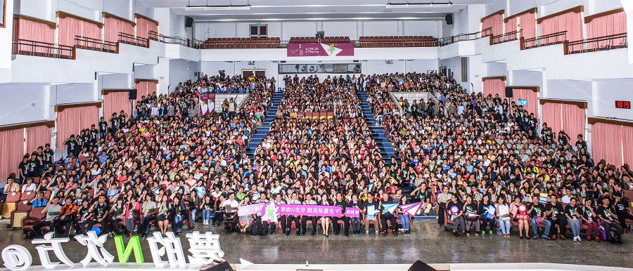夢的N次方屏東場全體參與者溫馨合唱後大合照，1100多人的熱情點亮屏東